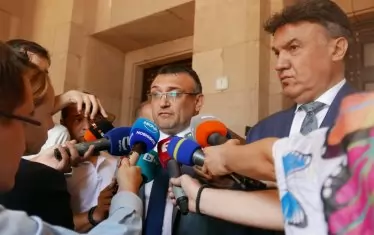 Президентът на БФС Борислав Михайлов (вдясно) слуша внимателно какво отговаря вътрешният министър Младен Маринов на журналистически въпроси.