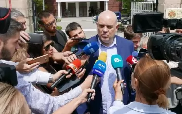 Всекидневните атаки на държавното обвинение към медиите, които критикуват вървящата процедура за утвърждаване на Иван Гешев като главен прокурор, будят не просто недоумение, но са и опасен опит за налагане на цензура, смята АЕЖ.