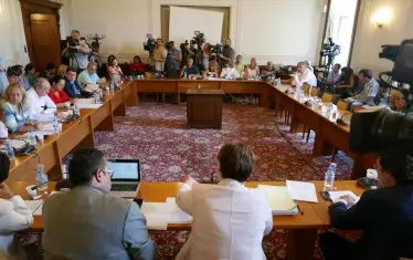 Партиите и администрацията 
потрошиха изборните машини