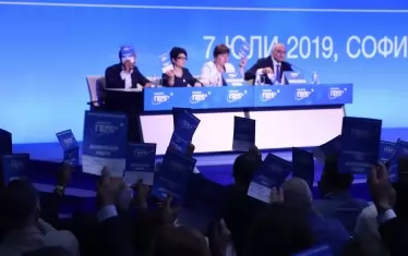 На последната партийна конференция никой не се качи на трибуната да говори - преди и след Борисов. Всички само послушно гласуваха.