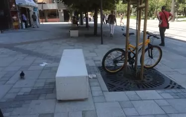 Композииците от лят камък, които трябваше да оформят елегантни квадрати на площад "Славейков", са разхвърляни по цялата "Граф Игнатиев" и отдавна не са композиции.