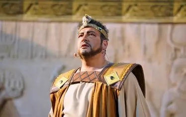"Аида" пристига в крепостта Туида