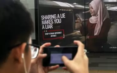  Малайзия бе една от първите държави, която създаде специален закон срещу фалшивите новини. По-късно правителството само се отказа от него. 