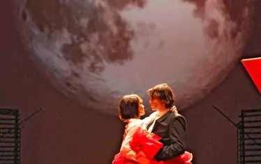 138 м алена коприна са били нужни за роклята на героинята.