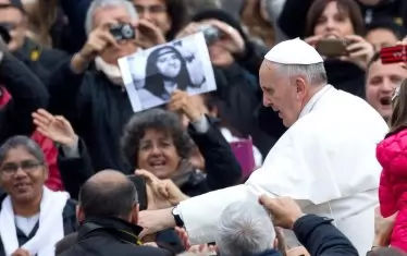 Роднини на Емануела Орланди държат нейна снимка по време на среща с папа Франциск през ноември 2013 г.  Той заявил на семейство й, че "Емануела е в рая". 