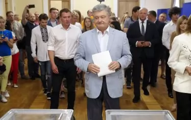  Това поражение е особено горчиво за Петро Порошенко, който искаше да оглави силна опозиционна фракция.