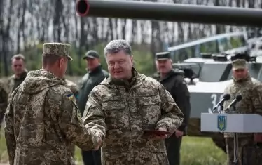 Радикали обсадили дома на бившия украински президент Порошенко