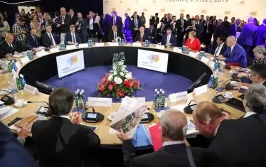 На срещата в Познан Борисов се показа важен пред балканците, седейки близо до германската канцлерка Ангела Меркел (в червено).