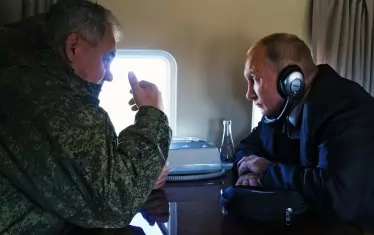  Руският президент Владимир Путин (вдясно) и министърът на отбраната на страната Сергей Шойгу по време на ученията "Восток" през септември м.г. На най-мащабните руски военни маневри от 1981 г. участваха 297 000 руски военнослужещи, над 1000 самолета и 80 бойни кораба, включиха са и военни от Китай и Монголия.