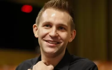 Майк Шремс:

"Има фундаментален сблъсък между законите за следене в САЩ и законите за защита на данните в Европа. Ние водим диалог за това кой контролира интернет. Европа брани неприкосновеността, а САЩ - следенето".