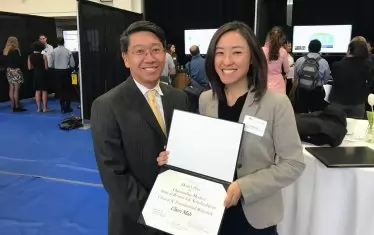  Д-р Чери Мах (вдясно), консултант по сън към НБА, доказва как недоспиването заради дълги полети е предпоставка за загуби на гостуващите отбори.