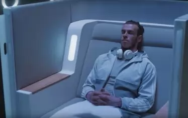  Уелсецът Гарет Бейл спи в специално изработено за него кресло, проектирано за пълноценен сън по време на самолетни полети.