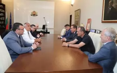 А имаше времена, когато Васил Божков преговаряше лично с премиера Бойко Борисов, вътрешния министър Младен Маринов, главния прокурор Сотир Цацаров и неговия заместник Иван Гешев. Сега Гешев твърди, че никога не е общувал с олигарси като Божков.