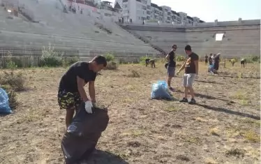 Това пък е замразеният строеж на ст. "Христо Ботев" в Пловдив, който ръководството на "Ботев" (Пд) има намерение да завърши. Но към момента и там нещата са на изчакване, та се налага феновете да помагат в почистването му.
