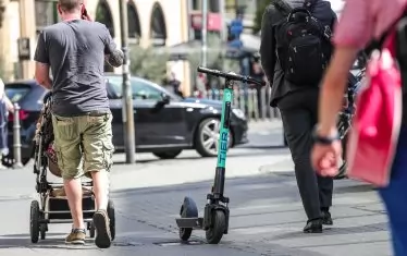 Скутер на Tier Mobility е паркиран на улица в центъра на Франкфурт на Майн. Фирмата започна работа в града в средата на юни, тя е на пазара в близо 20 европейски града и няколко в Германия, сред които Берлин, Кьолн и Хамбург.