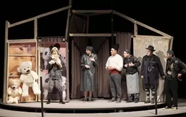 Сатирата участва на Международния театрален фестивал "Сцена на кръстопът" в Пловдив с "Тъпи ентусиасти" на Теди Москов. 