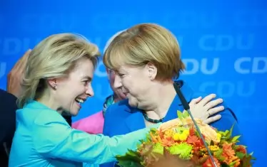 "Да, съгласен съм, че Урсула едва ли ще даде воля на убежденията си и едва ли тя ще е истинският автор на приоритетите, които ще предложи. Но това е още по-лошо, защото няма да знаем кой ще бъде: Меркел, Макрон, зелените? Някой незнаен и даже опасен коктейл от всички изброени?". на снимката - Урсула фон дер Лайен с Ангела Меркел след изборната победа на ХДС през 2013 г.