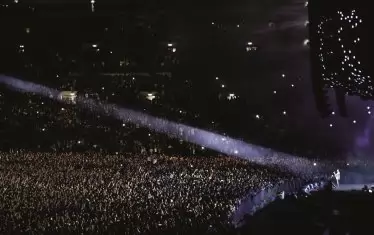  Благодарение на композиторския талант на Ленън и Маккартни индиецът се къпе в слава и овации.