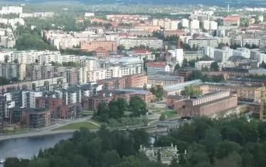 Тампере. Далечен град, в който някой носи благодарност под сърцето си. 