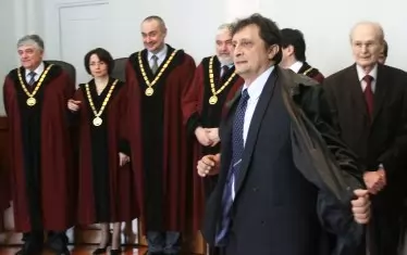 Георги Колев (на преден план, без тога) се надяваше да е вторият конституционен съдия с диплома от Симеоново, но пасиансът му не се подреди.