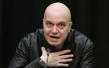  Слави трябва бързичко да се преквалифицира от шоумен в политик.