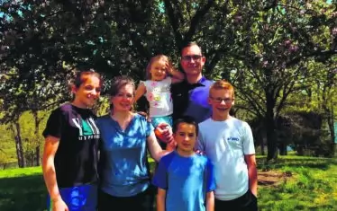  Настя с новото си семейство.