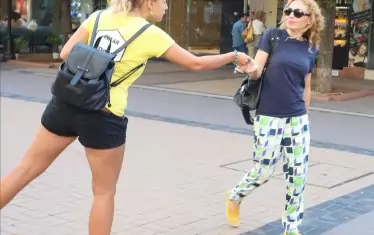 Въпреки че бяха уморени от горещината и бързаха да си отдъхват в петък вечер, мнозина се спряха, за да си вземат флаери на "Спаси София".