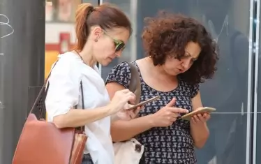 Родителите вече могат с няколко цъкания в телефона си да разберат каква оценка са получили днес децата им, отсъствали ли са от час, имат ли забележки, както и предстоят ли някакви събития в училището им. 