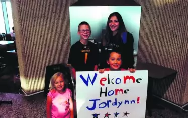  Настя с новото си семейство (високото момиче на заден план).