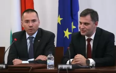 Идеите на ВМРО бяха развити от евродепутата Ангел Джамбазки и от колегата му в българския парламент Александър Сиди.