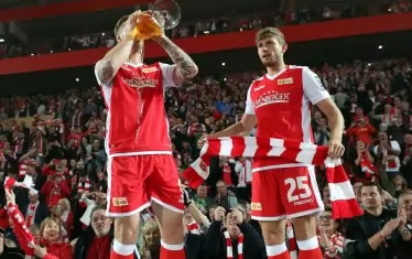 Централният нападател на "Унион" Себастиан Полтер отпива триумфално бира от огромна чаша по време на бурните празненства на "Старото лесничейство" след елиминирането на "Щутгарт" в баража за място в Бундеслигата. В дебютния сезон в елита берлинчани ще предлагат на феновете най-евтините бира и вурстове.