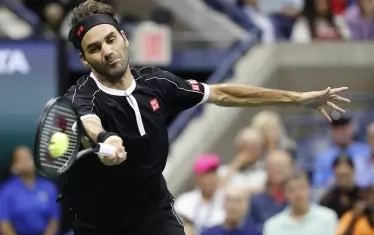 Роджър Федерер изстрелва от форхенд топката към полето на индиеца Сумит Нагал, от когото изненадващо загуби един сет.