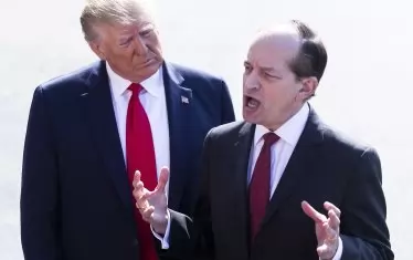 Алекс Акоста (вдясно) обяви, че напуска администрацията на президента Доналд Тръмп (вляво) на 12 юли заради критиките срещу него за действията му по случая с Епстийн през 2008 г.