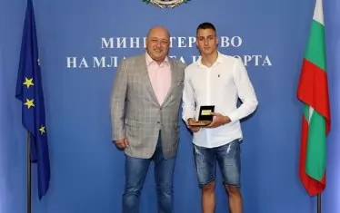 Министърът на младежта и спорта Красен Кралев награди с почетен плакет бронзовия медалист на 50 м бътерфлай от световното първенство по плуване за юноши в Будапеща Йосиф Миладинов. 16-годишният талант постави 4 национални рекорда и спечели олимпийска квота за Токио 2020 на 100 м бътерфлай.