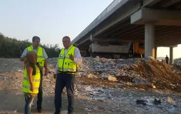  Терзийски провери как подчинените му са си свършили работата с почистването. 