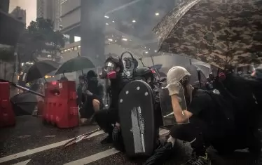 Полицията използва сълзотворен газ срещу протестиращите, затова някои от тях ходят с маски на демонстрациите.