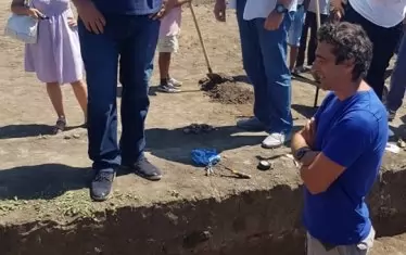 В деня, в който бе затворена "Струма", премиерът Бойко Борисов нагледа археологически разкопки по трасето на бъдещата "Хемус". Строим магистрали, но и показваме красоти, похвали се той.