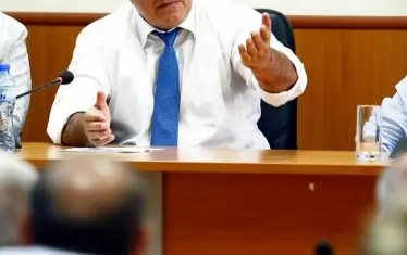 Част от отговорността при всички случаи ще е на премиера - най-малкото заради провала на съдебната реформа, бетонирал днешната система. Също както и от кризата с чумата по свинете, проспана ловко от подчинените му институции. 