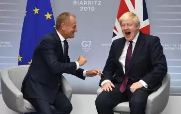 Британският премиер Борис Джонсън (вдясно) не остана длъжен на председателя на Европейския съвет Доналд Туск, който го попита риторично дали иска да влезе в историята като "Г-н без сделка". Джонсън бързо реагира, като предупреди Туск, че именно той ще стане известен като "Г-н без сделка", ако не се съгласи да бъдат внесени промени в споразумението за оттеглянето на Великобритания от Европейския съюз.