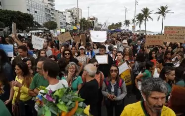 Протести срещу бразилския президент вече има не само в страната, но и в други държави по света. 