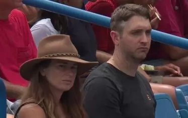 Физиотерапевтът Кейси Кордиал и холивудската продуцентка Джесика Стайндорф заместиха Радек Щепанек и Андре Агаси в треньорската ложа на Григор Димитров по време на мача му срещу Стан Вавринка от I кръг на "Мастърс" в Синсинати.