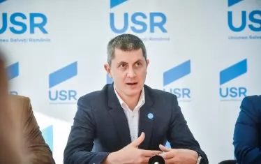 Дан Барна, лидер на опозиционния Съюз за спасение на Румъния:
"След 3 г. злоупотреби най-накрая се случва това, което отдавна трябваше да стане. Управляващото мнозинство се разпада. АЛДЕ отчаяно се опитва да се спаси. Ако Дънчила поиска вот в парламента, ние вероятно ще гласуваме против. ПСД вече не е легитимна да управлява Румъния, това послание отправям от 3 г."