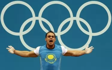 Казахстанецът Иля Илин загуби златния си медал в кат. 94 кг по щанги, в която бяха наказани шестима от първите 7 щангисти, сред които и тримата медалисти.