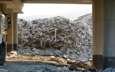 Струпаните отпадъци представляват голяма опасност, като най-вече това е риск от запалване, но също така могат да предизвикат и наводнения, обяви ръководството на агенцията. 