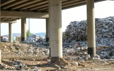 Тонове с боклуци пламнаха под един от мостовете на магистрала "Струма". Фирмата, отговорна за незаконното сметище, твърди, че отпадъците са били предназначени за ТЕЦ "Бобов дол".