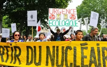 Екопротестите зачестяват навсякъде по света. Еколозите успяват да събират покрай себе си всички бивши привърженици на социализма срещу промишлеността, изкопаемите горива и дори ядрената енергия.