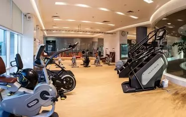 Рехабилитационният център на болницата в Доха е оборудван с всички най-модерни уреди за натоварване на тялото.