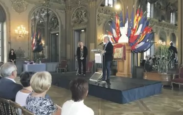 Кметът на Нанси Лоран Енар пръв разкри публично, че Флоранс Робин става посланичка в България, когато я приветства в кметството, където тя бе наградена с Национален орден за заслуги като ректорка на Академията Нанси-Мец.