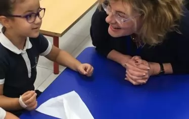 На 24 юни Флоранс Робин посети Френския международен лицей в Дубай, където с много такт изслуша децата. После се разбра, че става дипломатка със стартов пост в България. Тук ще й трябват още повече търпение и упоритост.