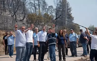 Гръцкият премиер Кирякос Мицотакис посети опожарения район около манастира "Макрималис" на о. Евия.